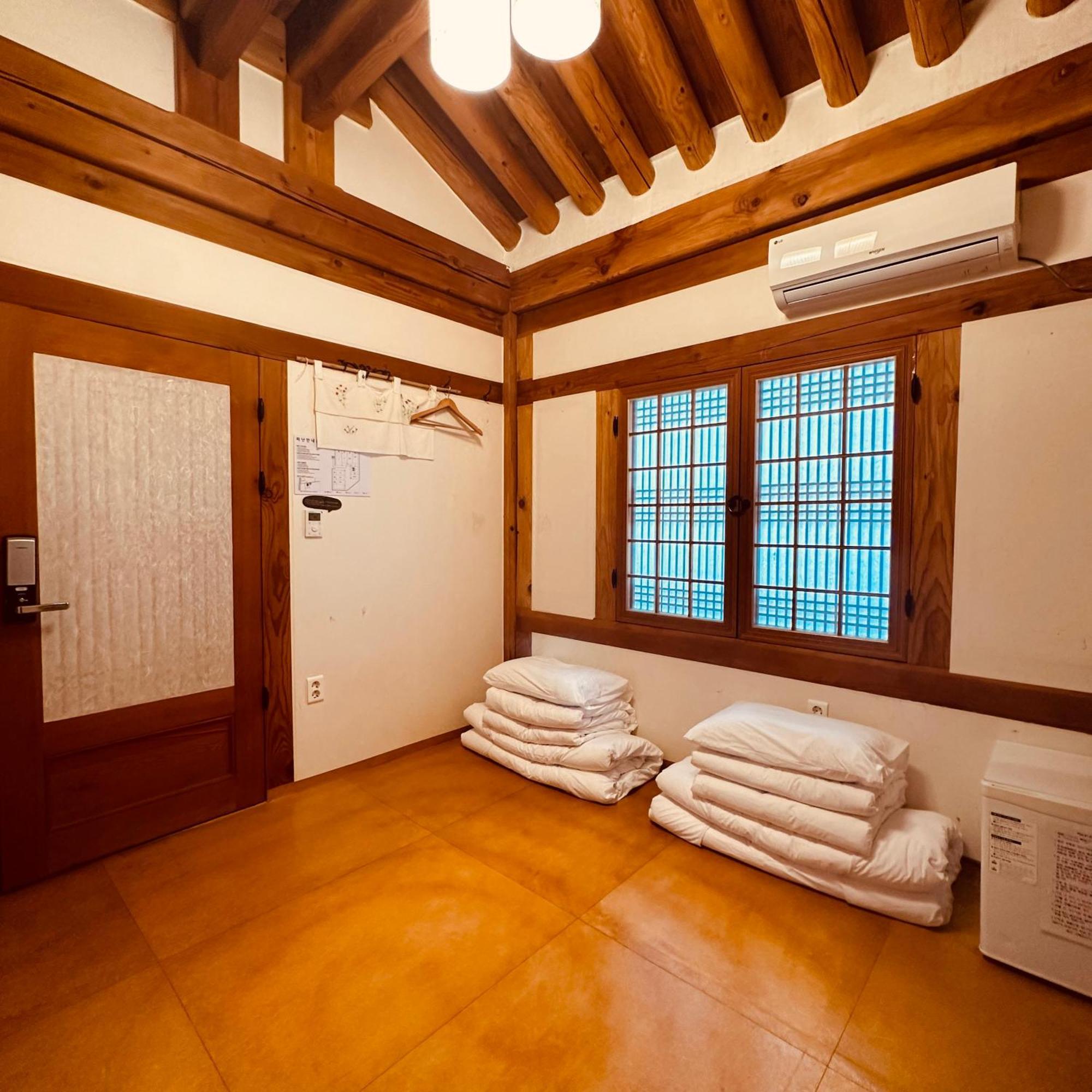 Jeonju Hanok Village Deoksugung Exterior photo