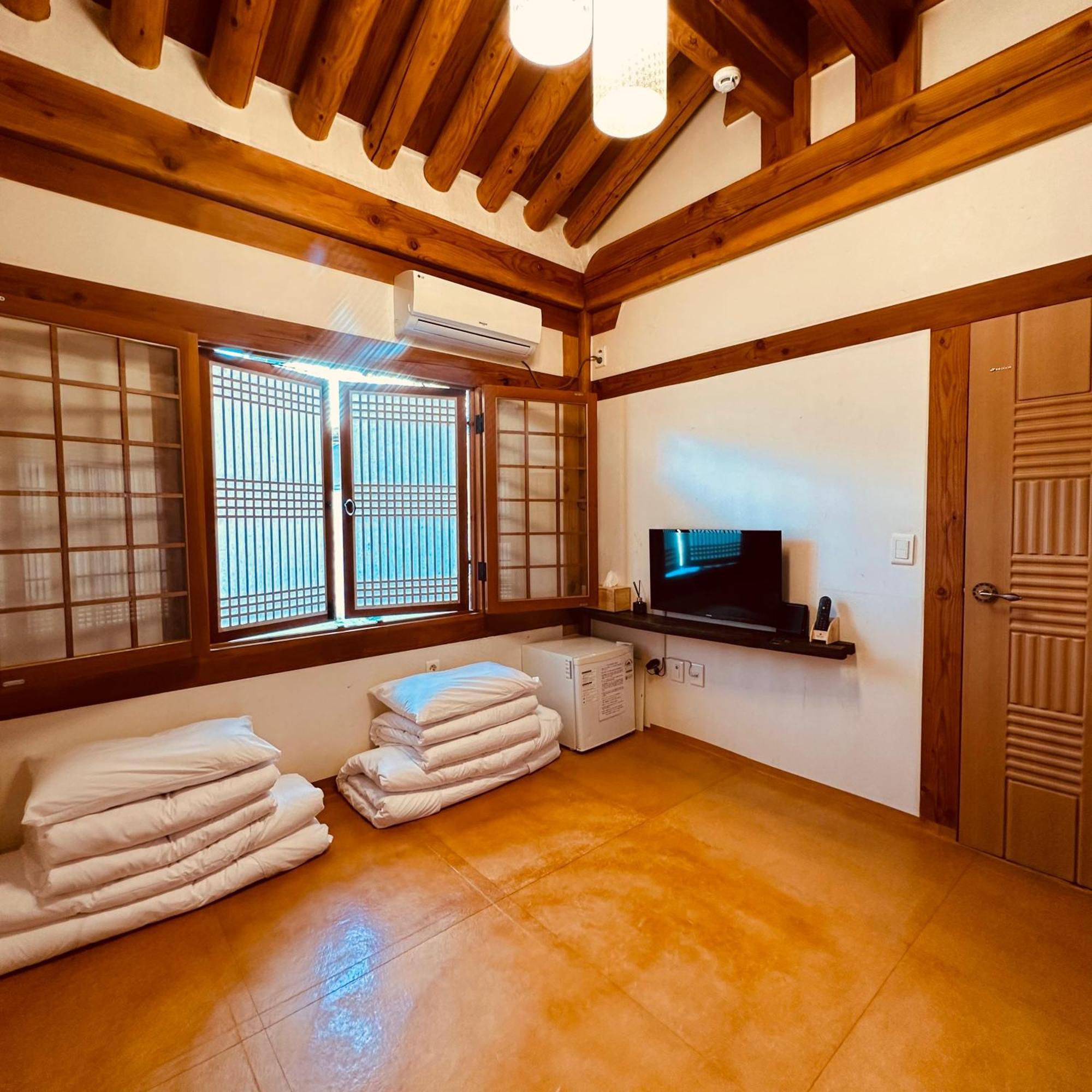 Jeonju Hanok Village Deoksugung Exterior photo