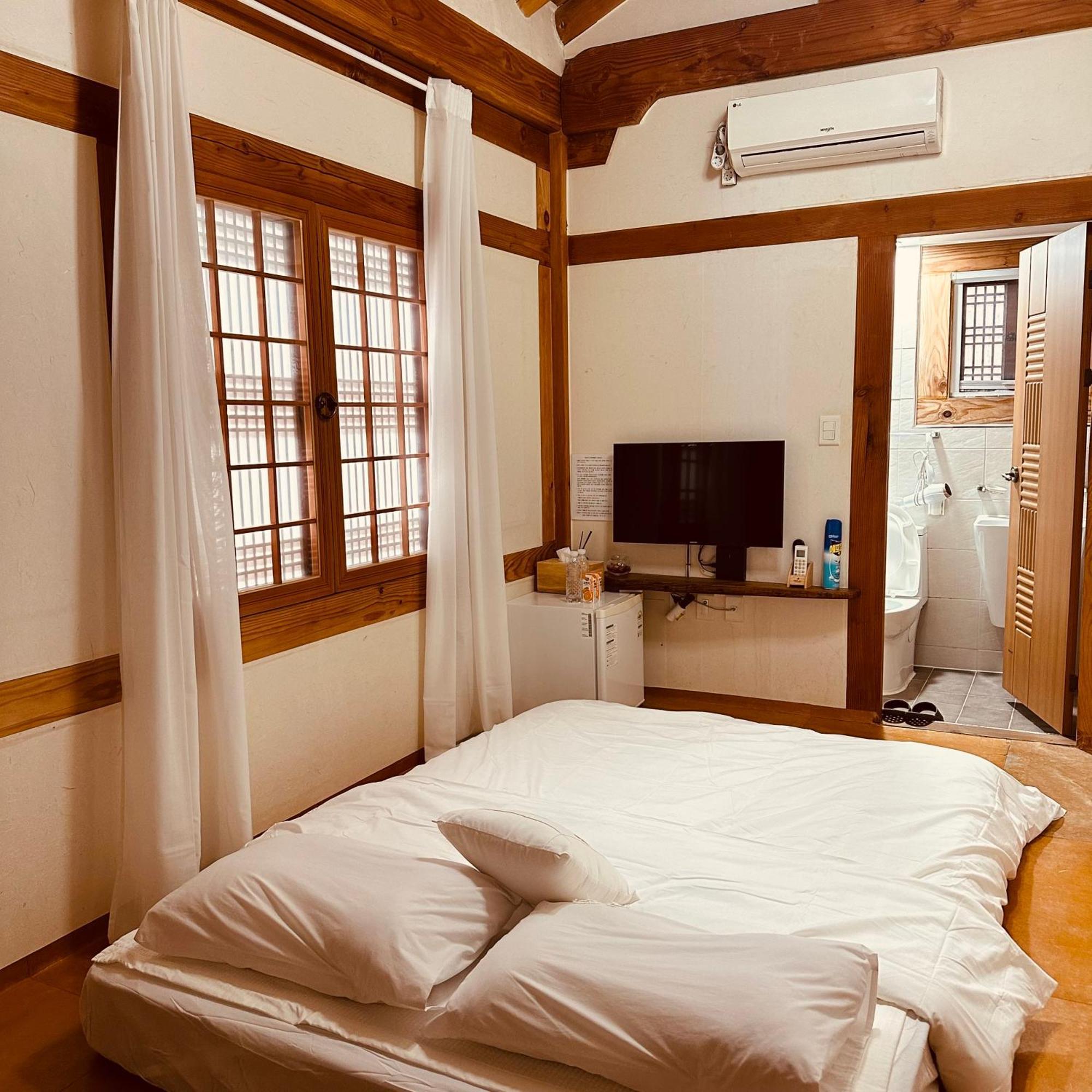 Jeonju Hanok Village Deoksugung Exterior photo