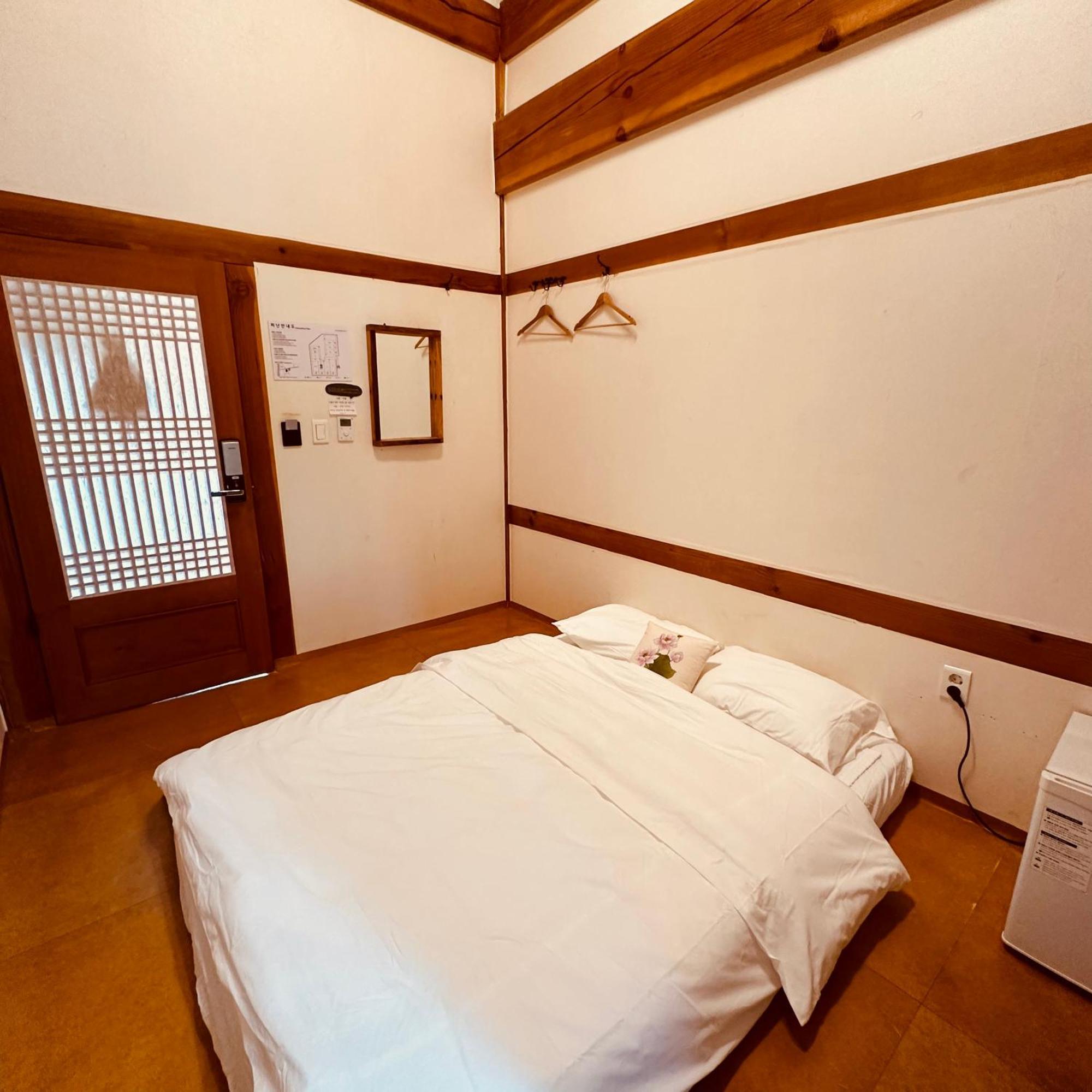 Jeonju Hanok Village Deoksugung Exterior photo