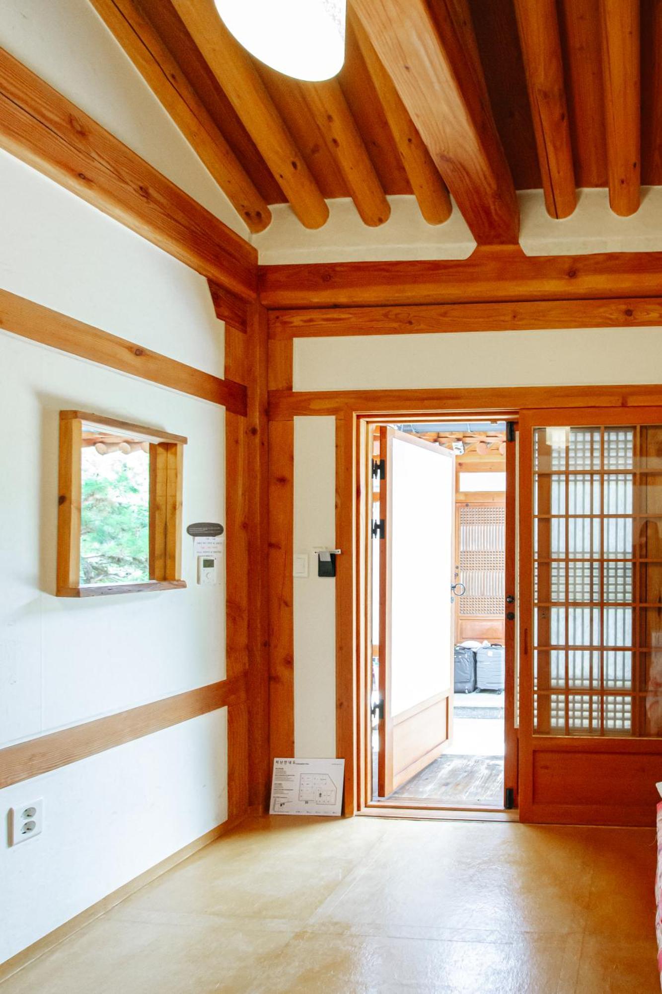 Jeonju Hanok Village Deoksugung Exterior photo